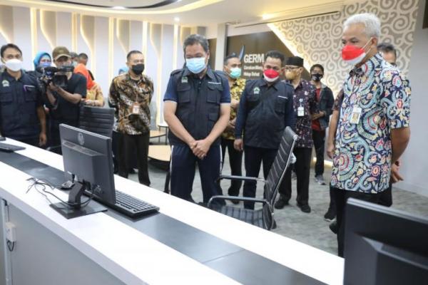 Gubernur Jawa Tengah, Ganjar Pranowo saat  meresmikan command center yang dibuat oleh Dinkes Jateng. Tempat untuk informasi kesehatan itu diharapkan Ganjar mampu memberikan pelayanan pada masyarakat terkait berbagai hal mengenai kesehatan. (Foto: HMS Jateng)