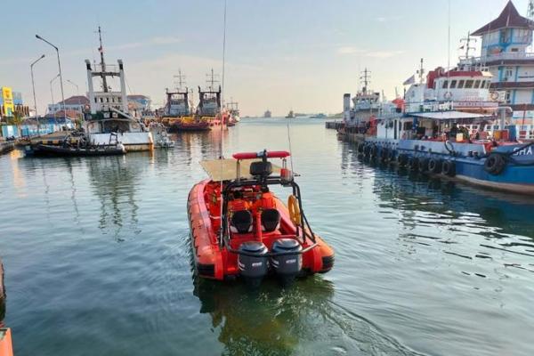 Tim SAR gabungan melakukan pencarian nelayan yang hilang tenggelam di perairan Moro Demak, Minggu (29/5). (Dok Basarnas)